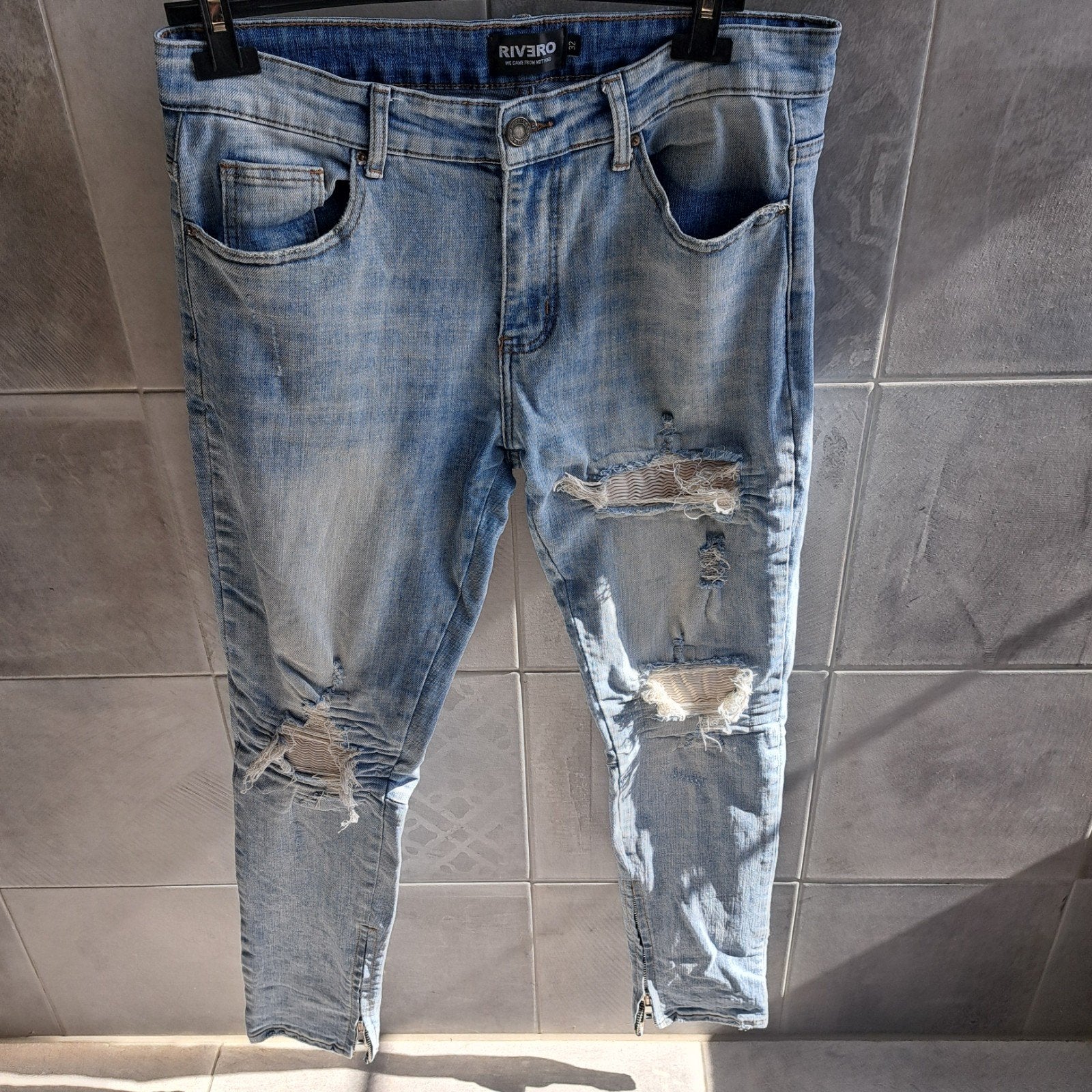 Rivero Damaged Jeans MT 32 met stof achter gaten