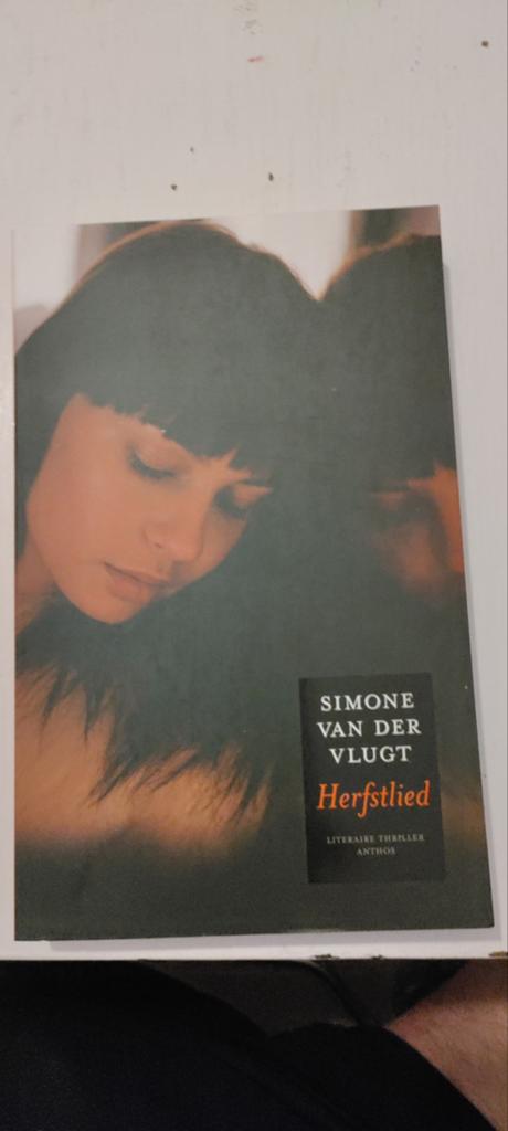 Simone van der Vlugt - Herfstlied (Literaire Thriller), Ophalen of Verzenden, Gelezen, Simone van der Vlugt, Nederland