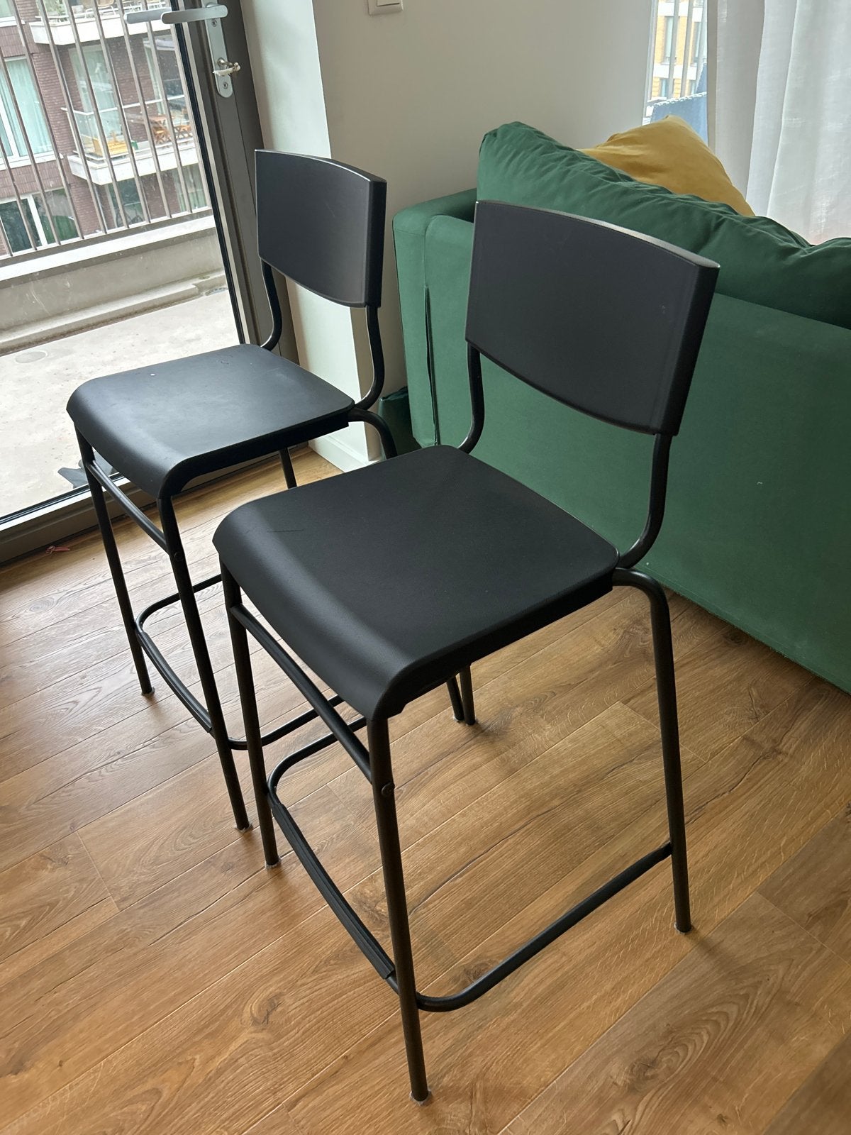 IKEA STIG barkrukken - Zwart, zo goed als nieuw, Huis en Inrichting, Ophalen, Kunststof, Met voetsteun, 60 tot 90 cm