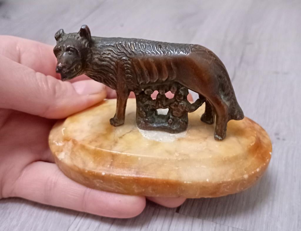 bronzen beeldje romulus en remus gezoogd bij de wolfin, Ophalen of Verzenden, Gebruikt, Mens