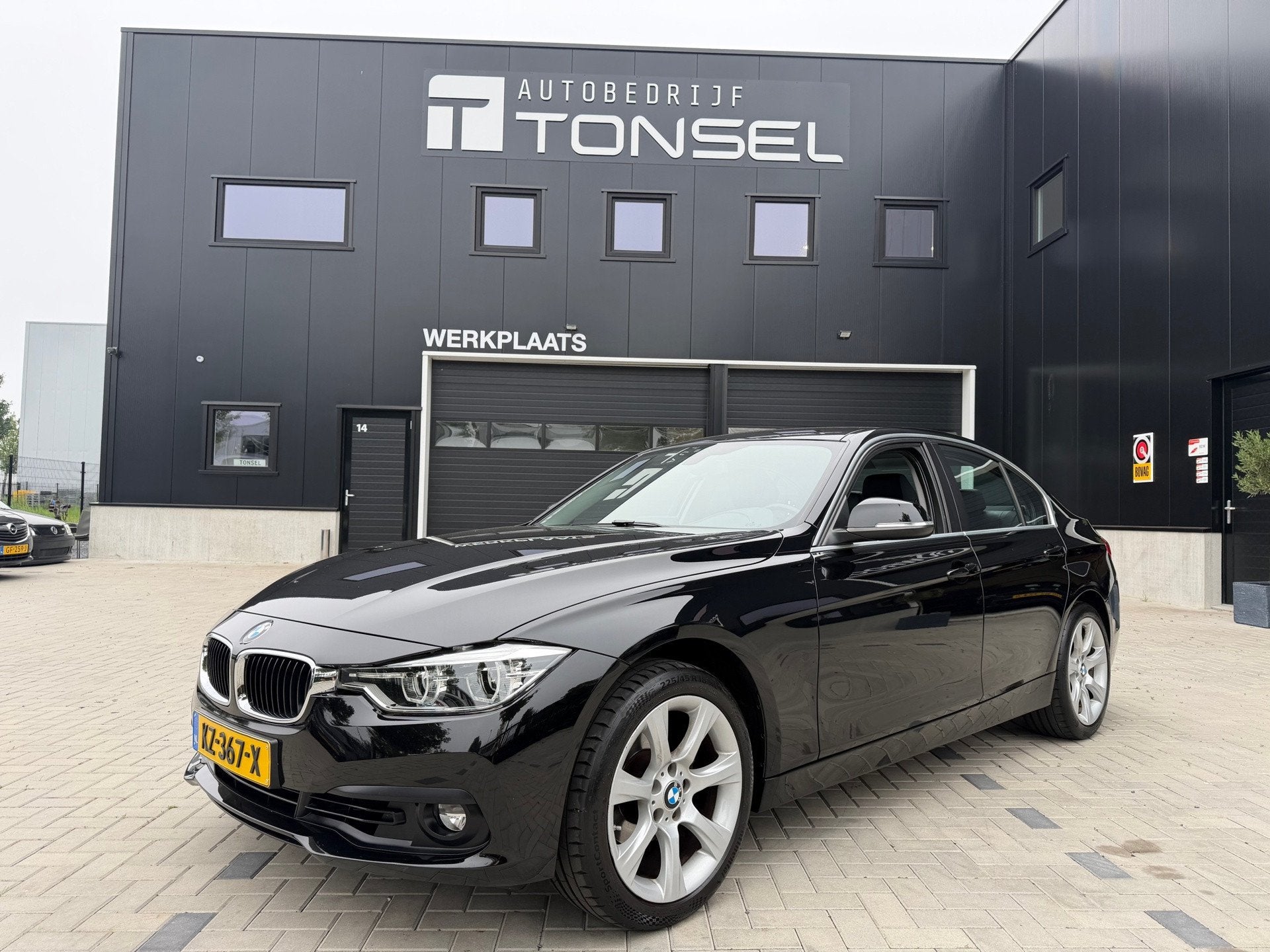 BMW 3-serie 318i High Executive / Automaat / Leder / Cruise, Automaat, 12 maanden, Gebruikt, Zwart