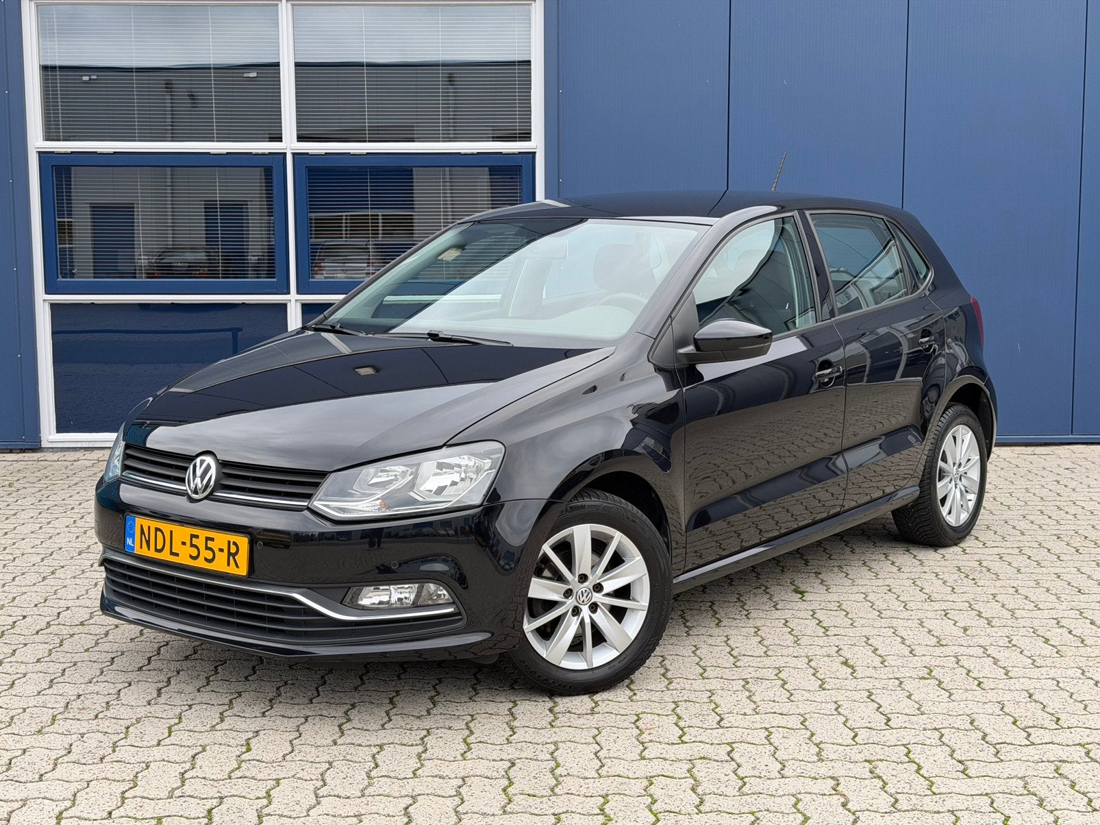 Volkswagen Polo 1.0 2015 Zwart 5-Drs | Airco | Pdc | LM, Voorwielaandrijving, Stof, Zwart, Bedrijf