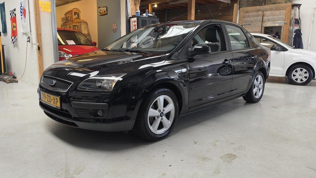 Ford Focus 1.6-16V Futura Leer, LMV, Open Dak, Clima, Navi,, 1596 cc, 4 cilinders, 635 kg, Zwart