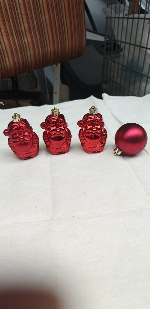 kerstversiering 3 kerstmannen 1 kerstbal bordeaux, Diversen, Kerst, Ophalen of Verzenden, Zo goed als nieuw