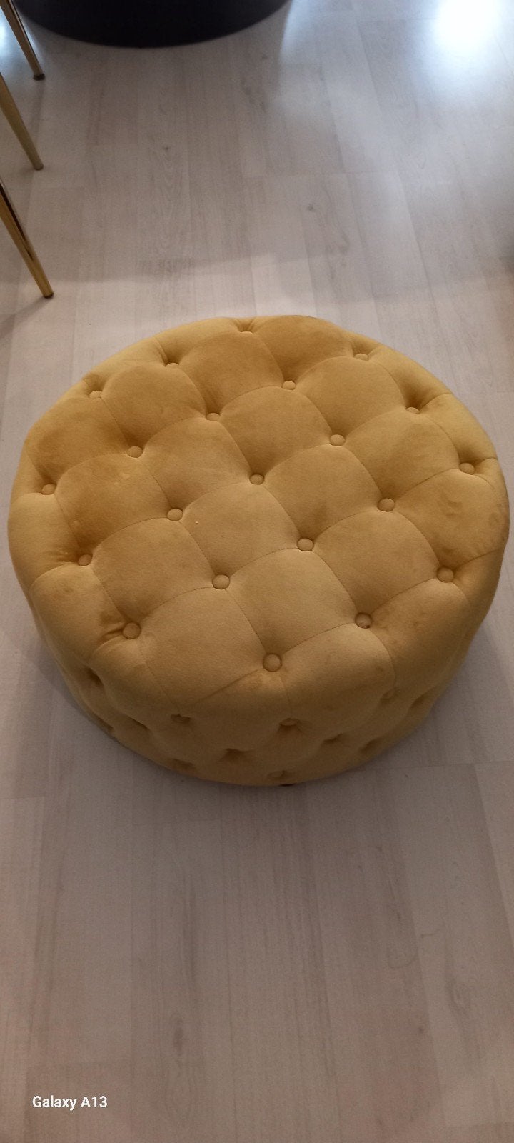 Gele ronde poef met knopen - Zo goed als nieuw, Ophalen, Zo goed als nieuw, Stof, Modern, Chesterfield