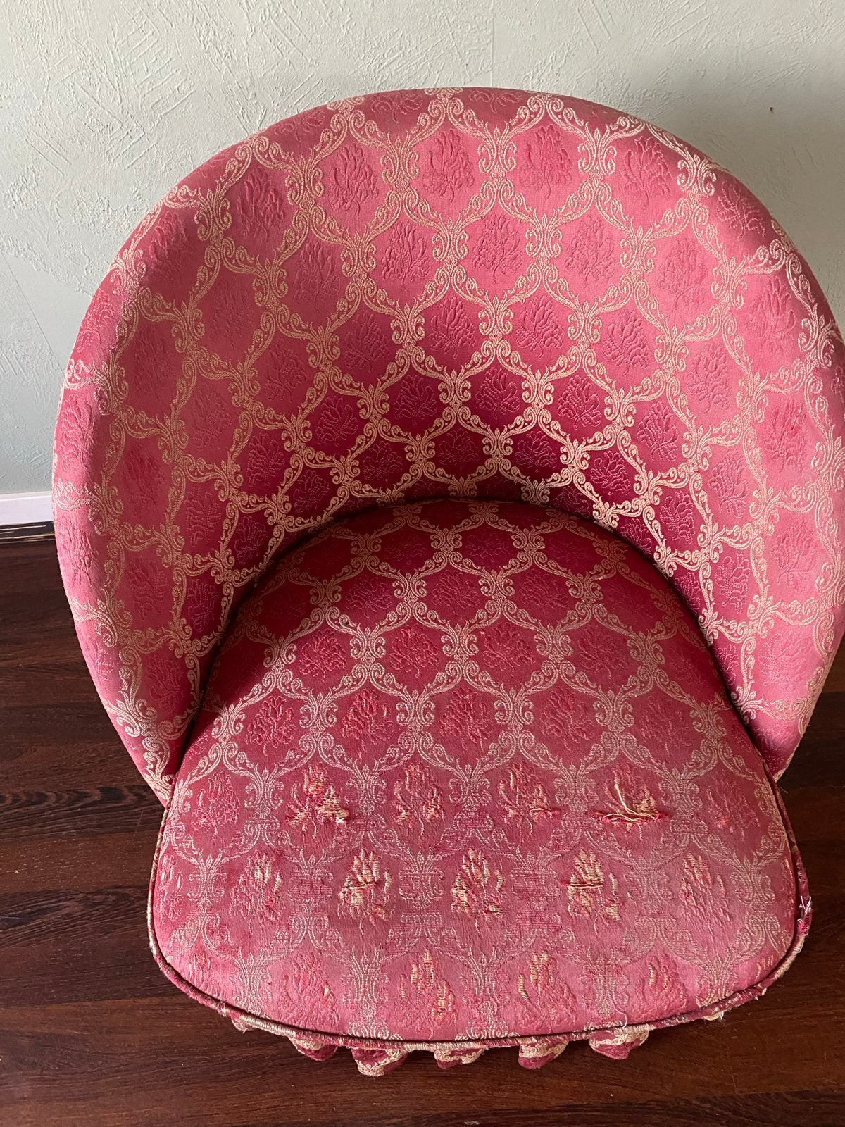 Vintage roze kuipstoel met goudkleurig patroon, Antiek en Kunst, Ophalen