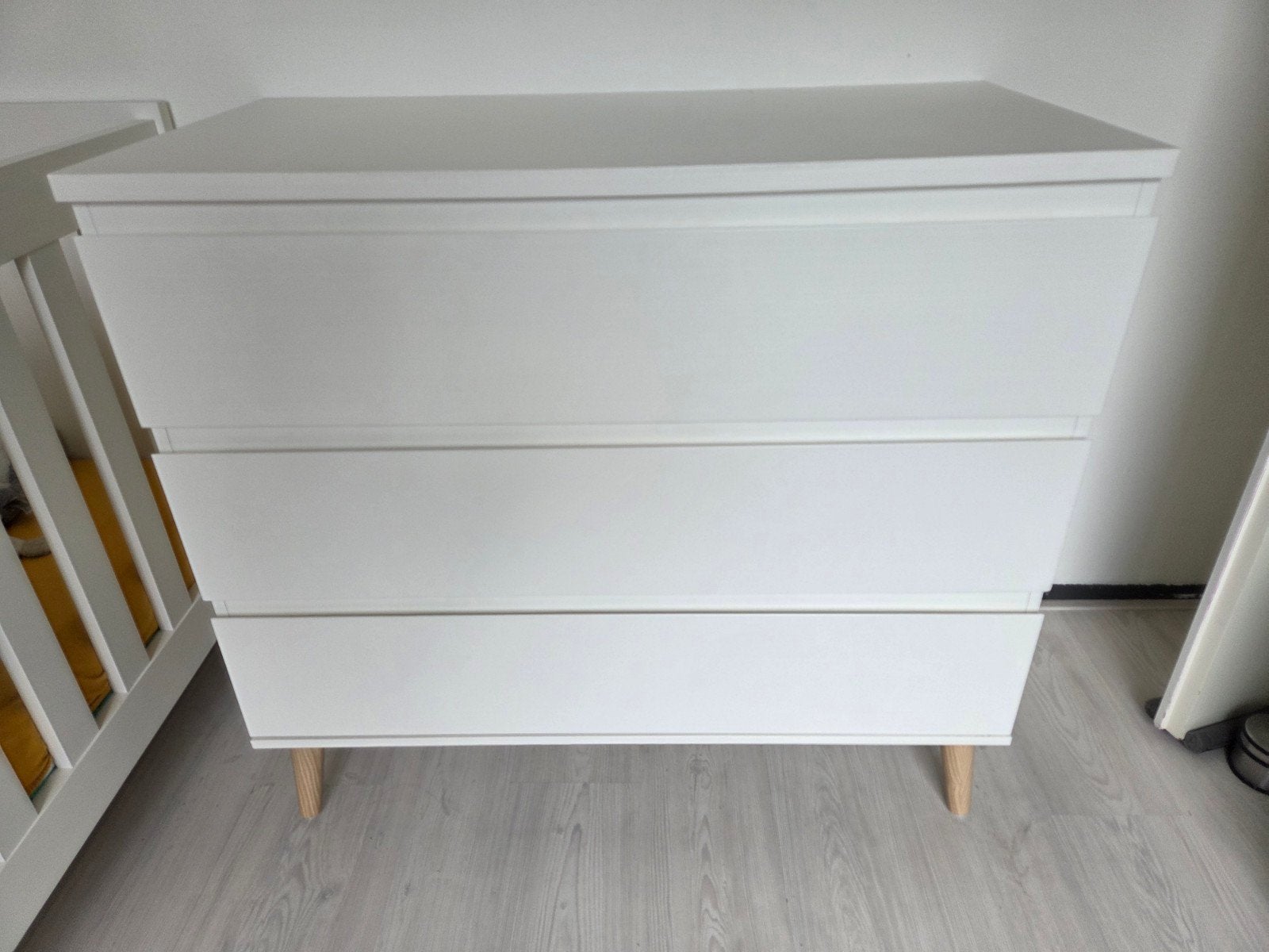 witte ledikant + matras, witte commode en bladvergroter, Ophalen, Gebruikt, 50 tot 70 cm, 100 cm of meer