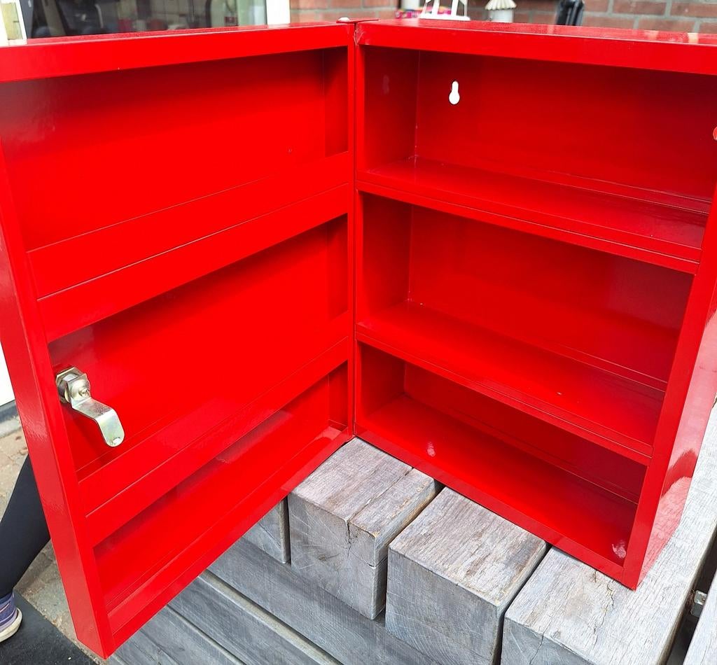 Rode metalen kast met slot en 2 sleutels, Ophalen, Gebruikt
