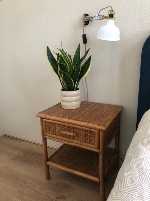 Vintage rotan nachtkastje met lade en plank, Ophalen, Overige materialen, Gebruikt, 45 tot 65 cm