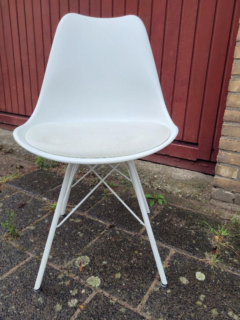 voor €20 4 eetstoelen kuipstoel wit, Huis en Inrichting, Ophalen, Gebruikt, Vijf, Zes of meer stoelen, Kunststof