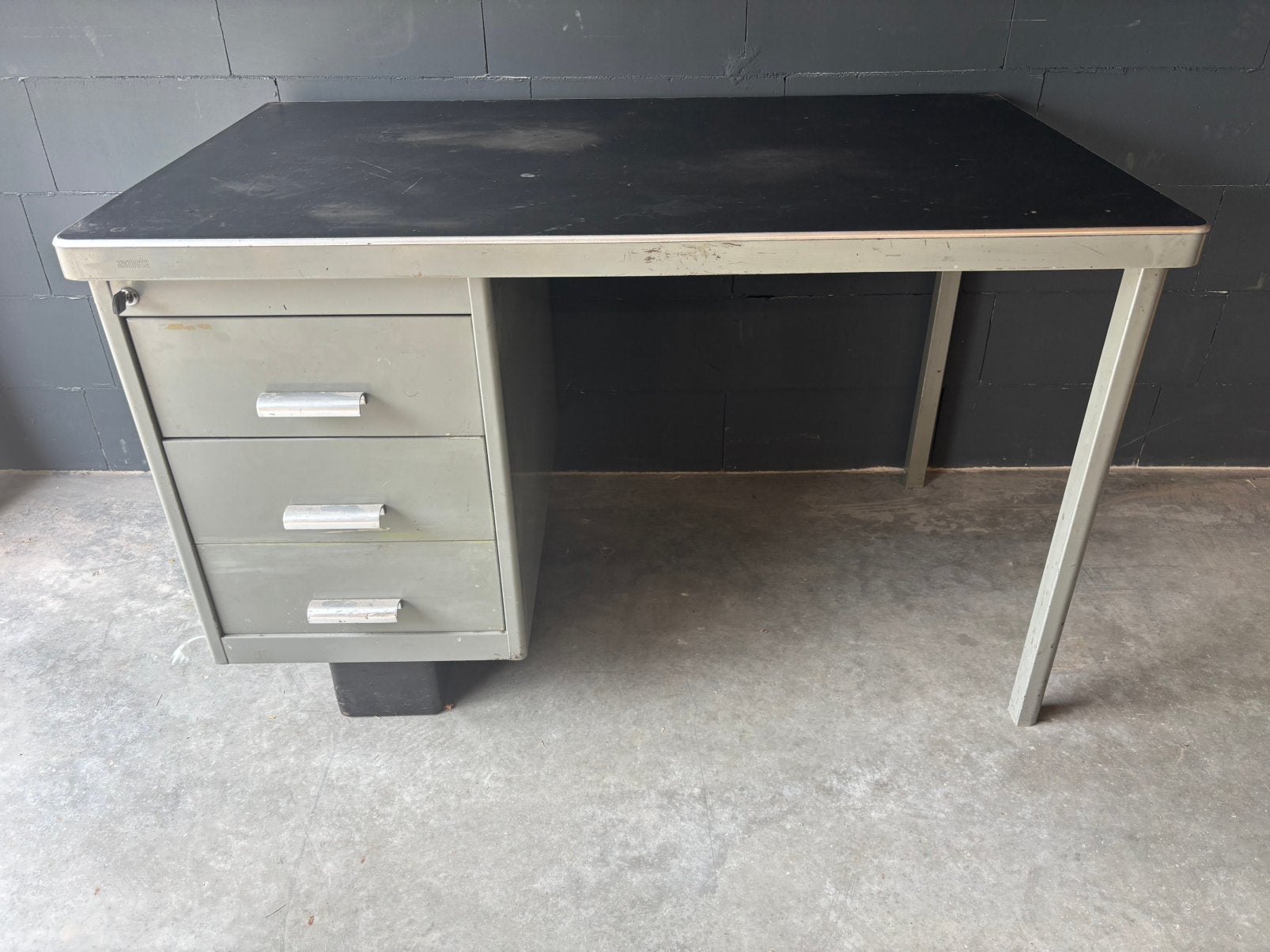 zeer stevige stalen bureau met laden en slot, Ophalen, 50 tot 100 cm, Zo goed als nieuw, 3 of 4 laden