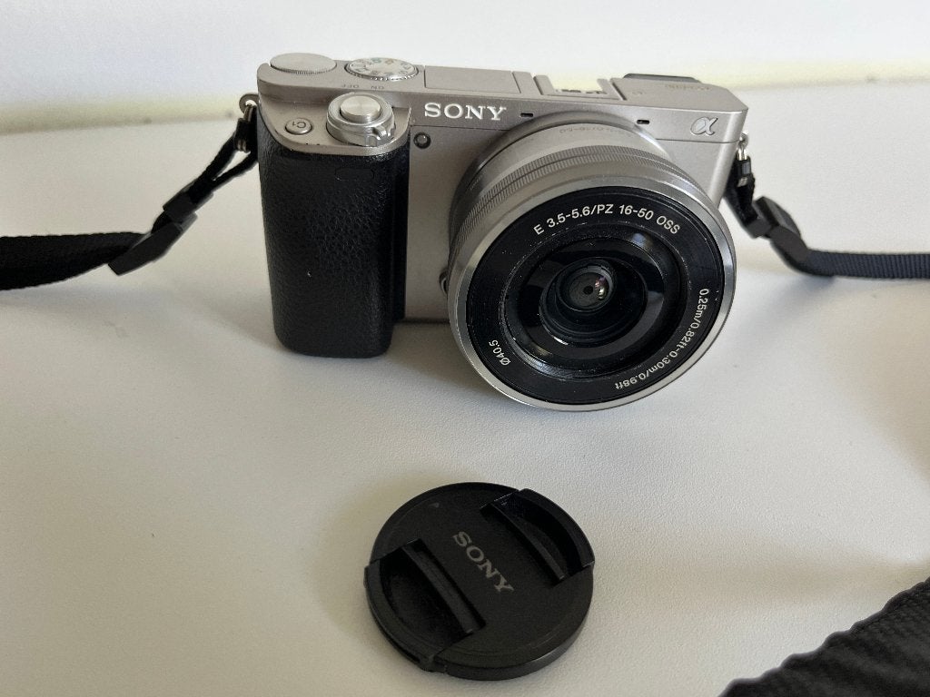 Sony A6000 Systeemcamera met Lens en Leren Hoes en Draagriem, Audio, Tv en Foto, Accu, Kantelbaar/draaibaar scherm, Ophalen of Verzenden