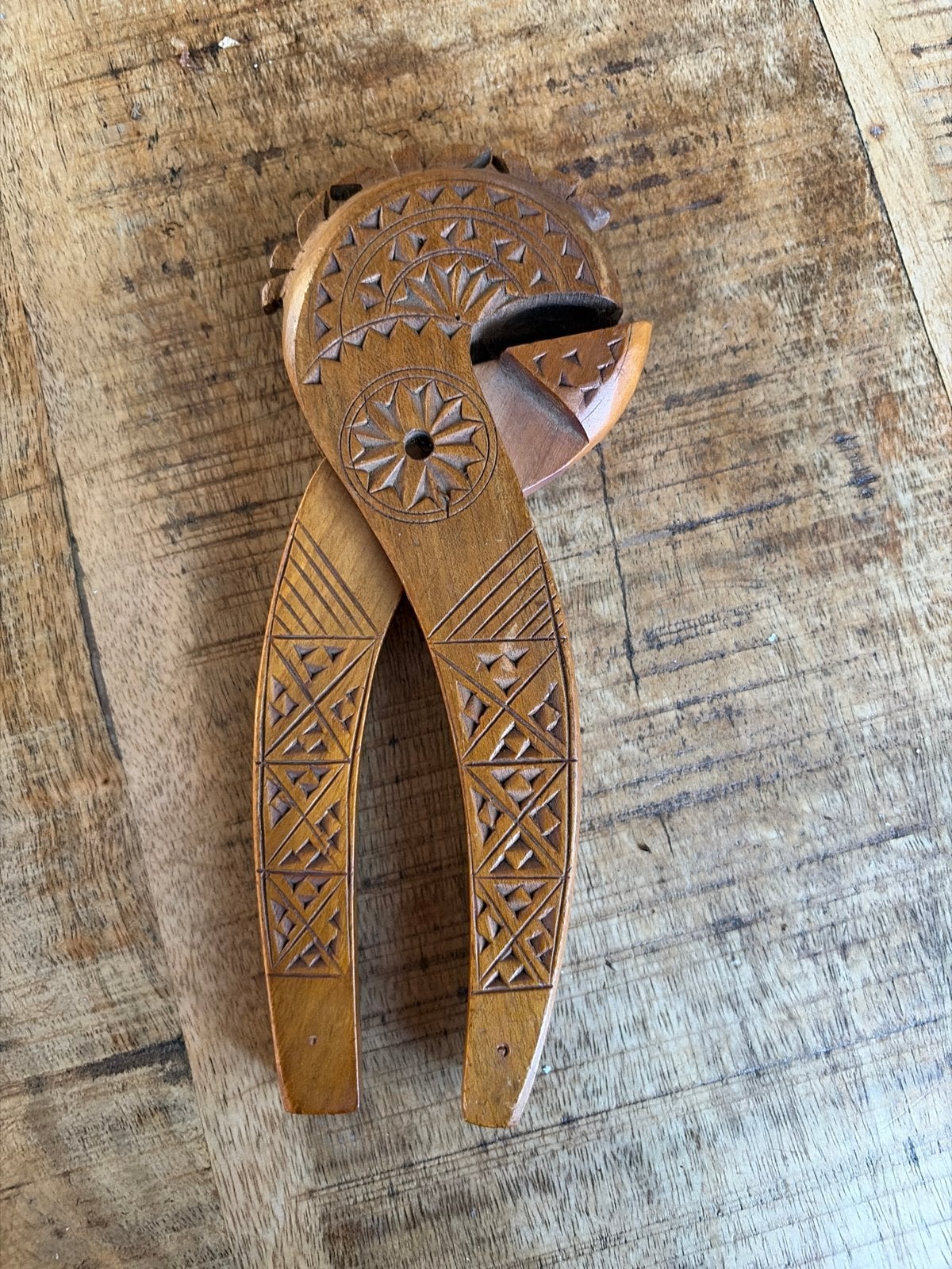 Antieke houten notenkraker met handgesneden details, Antiek en Kunst, Ophalen of Verzenden
