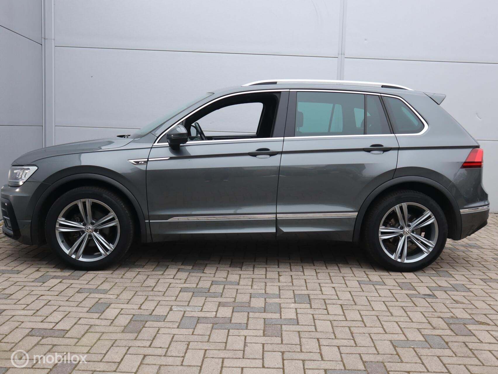 Volkswagen Tiguan 1.5 TSI Highline R line ACC Automaat CarPl, Auto's, Dealer onderhouden, 15 km/l, Gebruikt, Alcantara