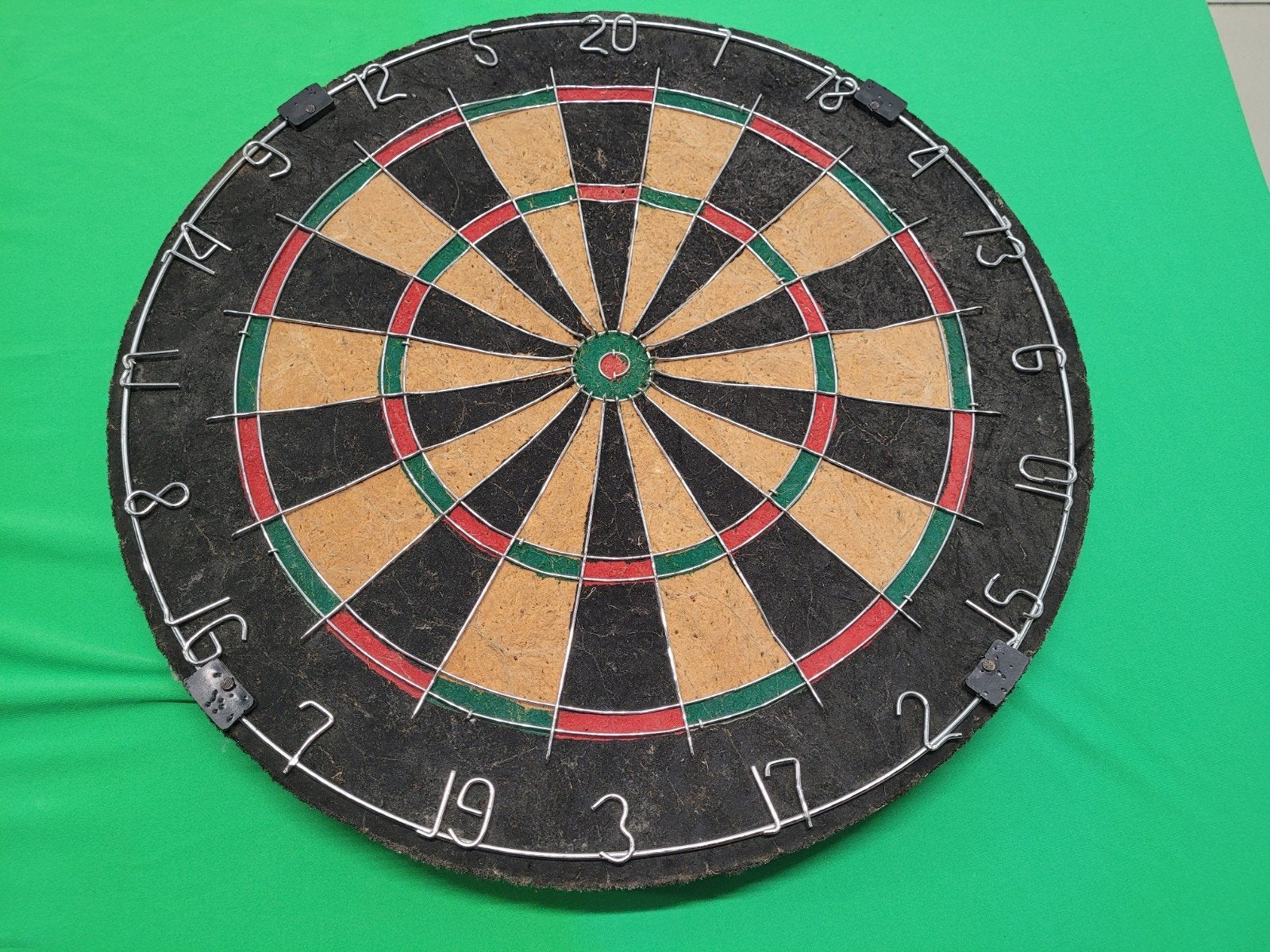 Groot stevig dartbord met metalen ringen, Gebruikt, Onbekend, Ophalen of Verzenden, Dartbord