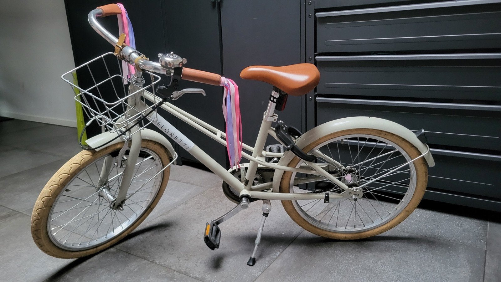 Veloretti Kinderfiets 20 inch - Crème met Mandje, Ophalen, 20 inch of meer, Gebruikt, Velgrem