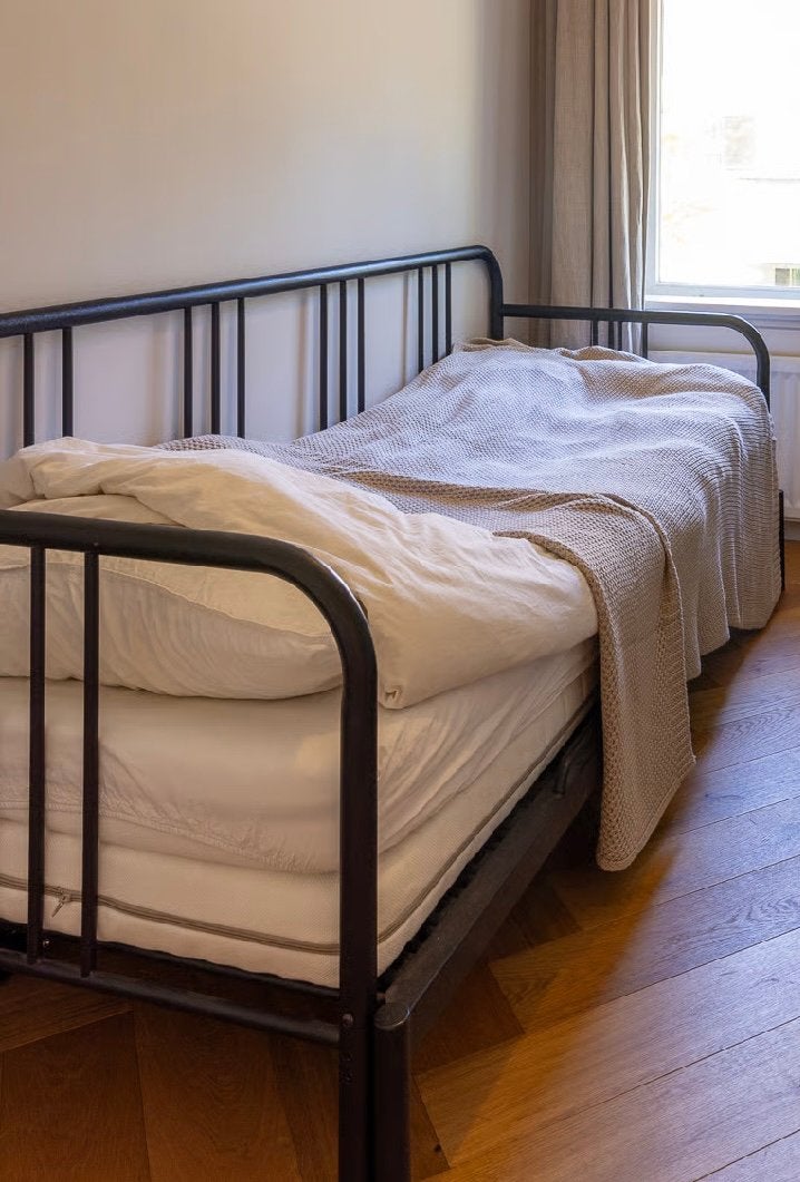 IKEA Fyresdal uitschuifbed incl twee IKEA matrassen, Ophalen, Zwart, Tweepersoons, Zo goed als nieuw