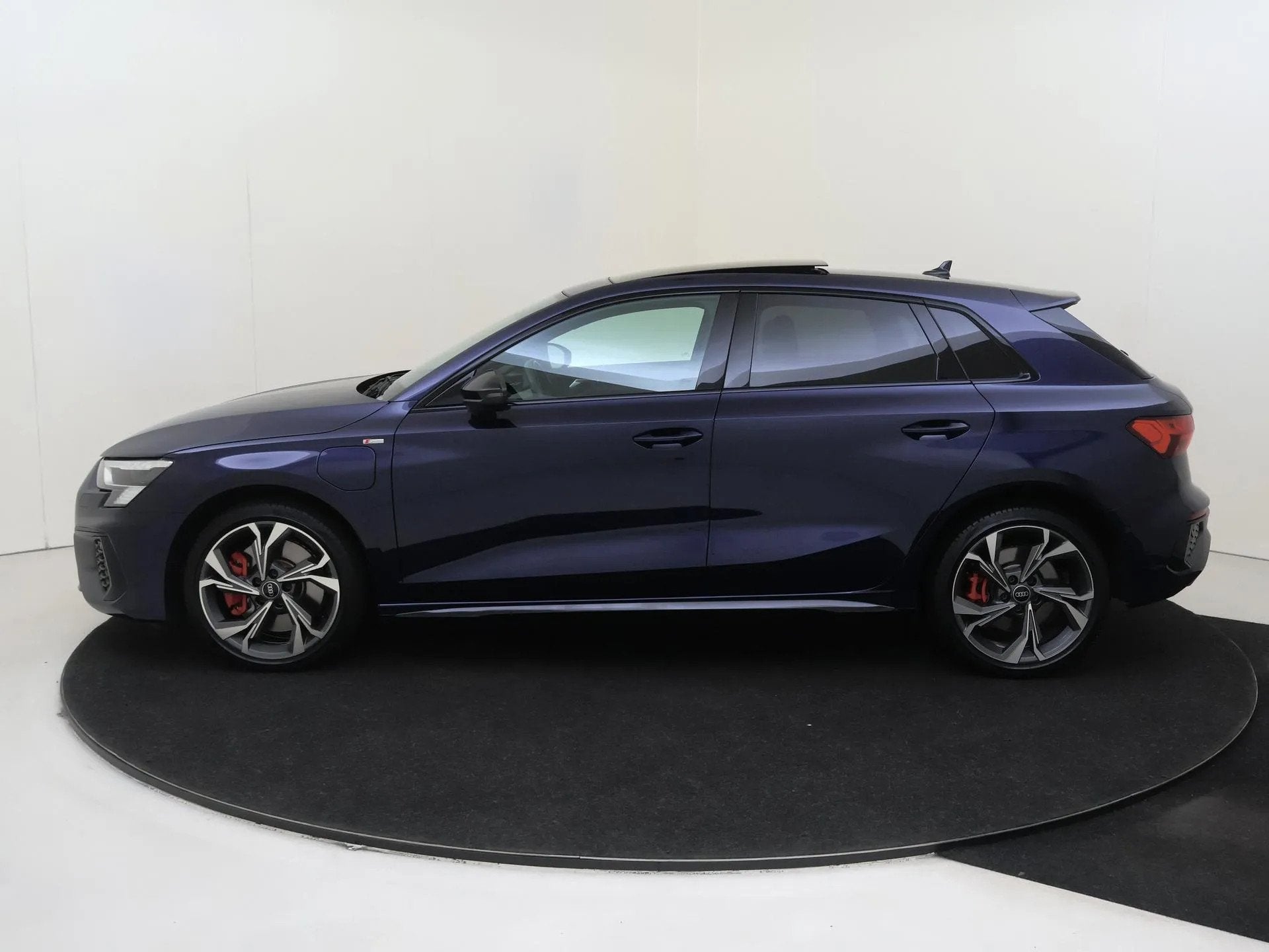 Audi A3 Sportback 45 TFSI e S edition Competition (bj 2022), 77 km/l, Gebruikt, 4 cilinders, Blauw