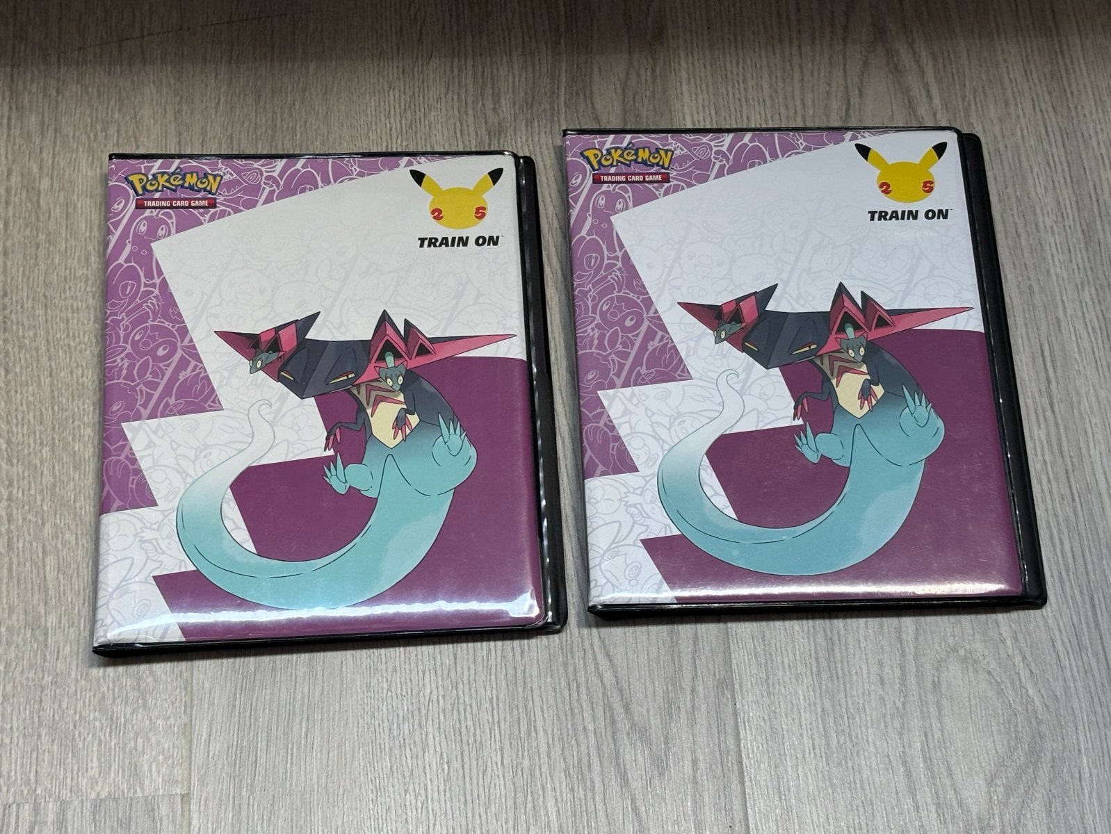 Pokémon Dragapult Celebrations Map Mappen 4 Pocket, Hobby en Vrije tijd, Verzamelkaartspellen | Pokémon, Ophalen of Verzenden