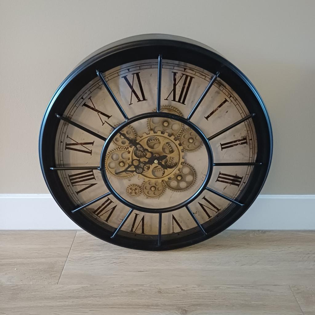 Klok Wandklok industrieel met draaiende tanwielen 46cm, Huis en Inrichting, Woonaccessoires | Klokken, Ophalen, Nieuw, Wandklok