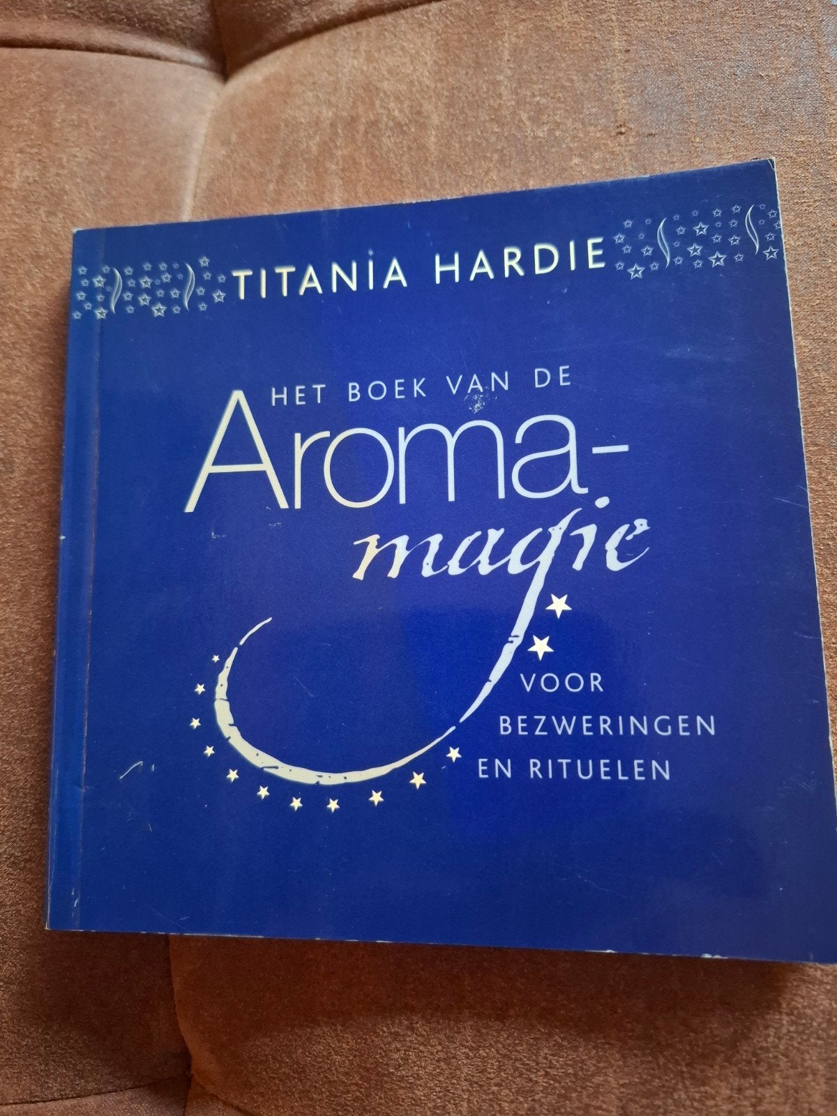 Het Boek van de Aromamagie - Titania Hardie, Boeken, Gelezen, Achtergrond en Informatie, Spiritualiteit algemeen, Ophalen of Verzenden