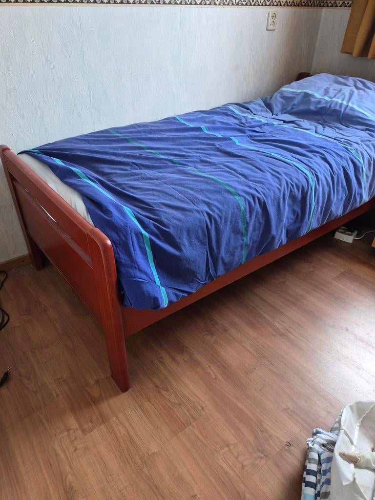 Eenpersoonsbed met traagschuim matras, Huis en Inrichting, Ophalen of Verzenden