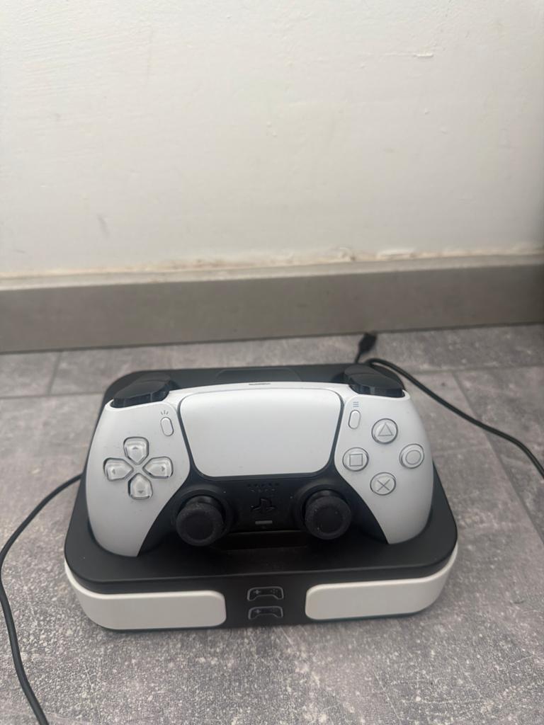 PS5 DualSense Controller met oplaadstation, Spelcomputers en Games, Spelcomputers | Sony PlayStation 5, Ophalen of Verzenden, Zo goed als nieuw