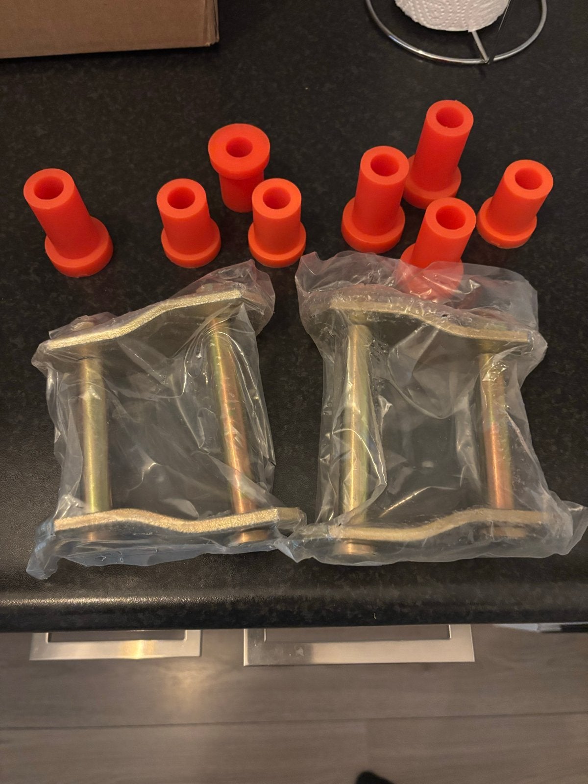 Set van 8 oranje polyurethaan bussen en 2 metalen beugels, Ophalen of Verzenden, Nieuw, Universele onderdelen