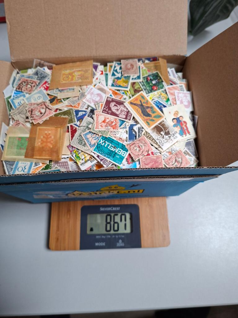 Doos met 0,80 kilo Nederlandse zegels, Postzegels en Munten, Postzegels | Volle albums en Verzamelingen, Ophalen of Verzenden