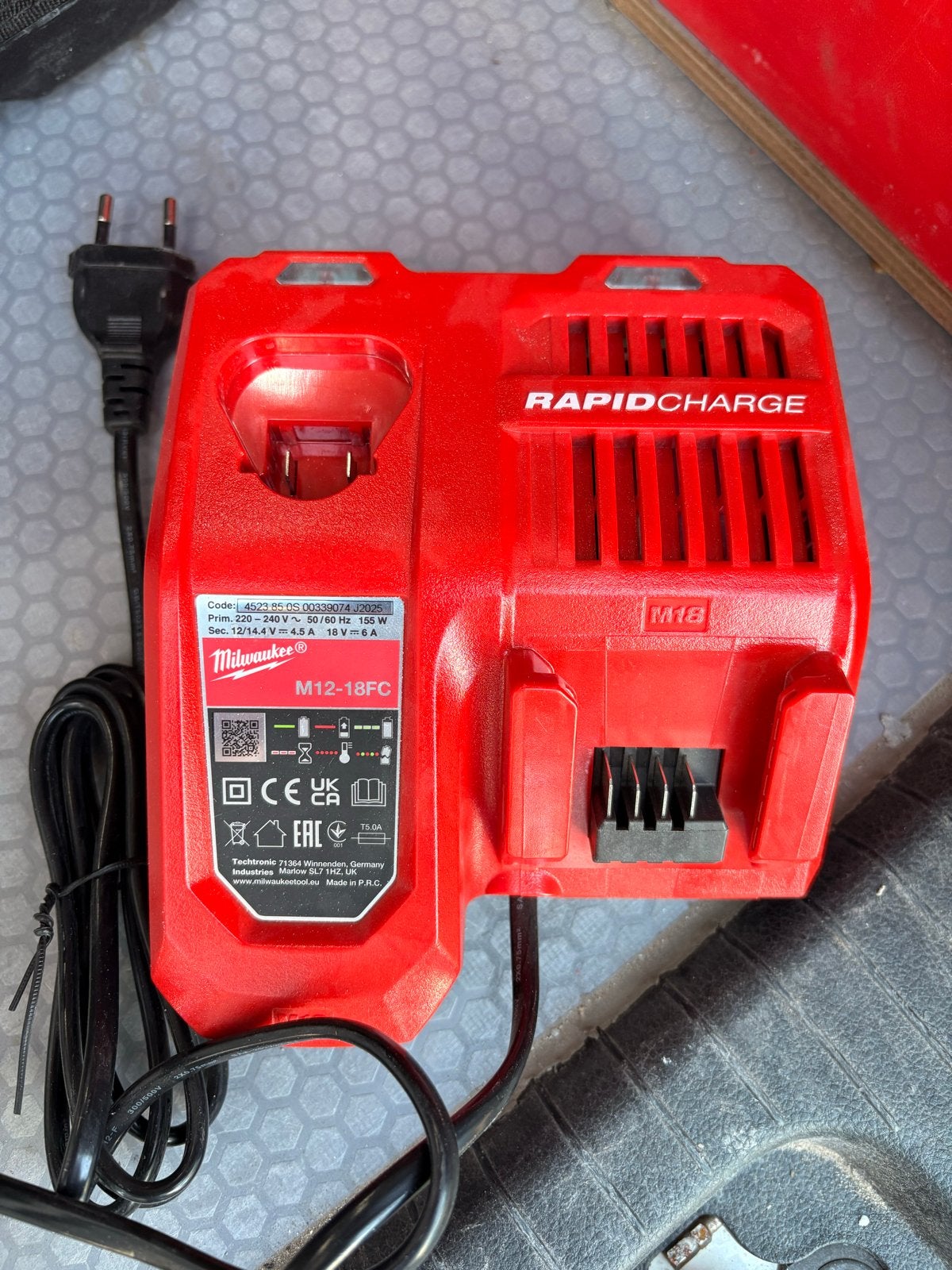 Milwaukee M12-18FC Rapidcharge Oplader, Doe-het-zelf en Verbouw, Gereedschap | Overige machines, Ophalen of Verzenden, Gebruikt