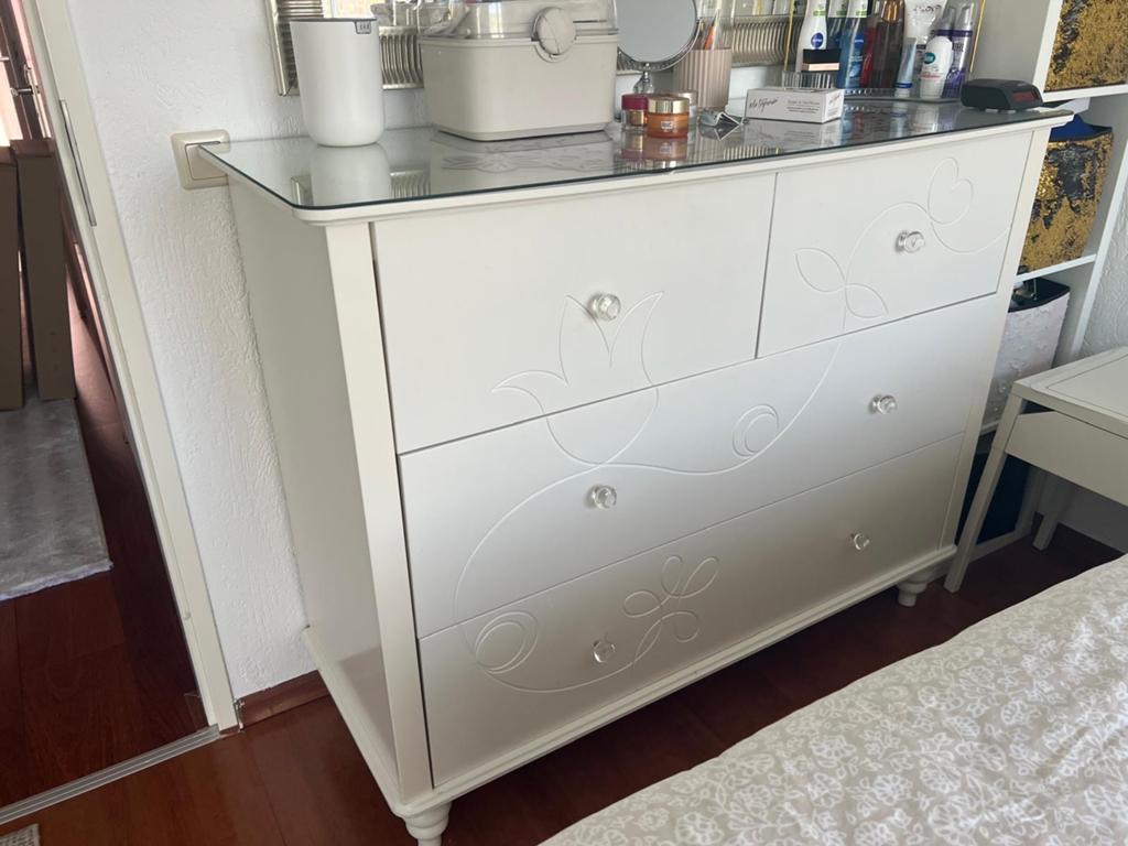 Ladekast IKEA KVIBY met glazen blad, Ophalen, 100 tot 150 cm, 50 tot 100 cm, Zo goed als nieuw