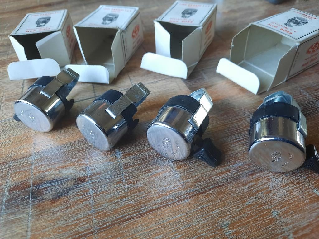 N.O.S 4 x italiaanse schakelaars CEV, Fietsen en Brommers, Brommeronderdelen | Oldtimers, Ophalen, Nieuw, Overige typen, Overige merken