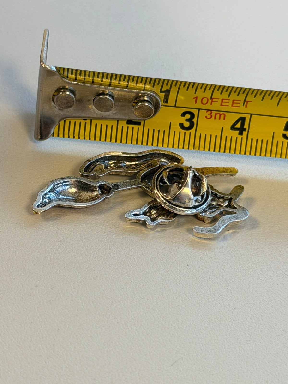 Heksenbroche Heks witch broche pin button Zilverkleurig 4cm, Verzamelen, Speldjes, Pins en Buttons, Figuurtje, Nieuw, Ophalen of Verzenden