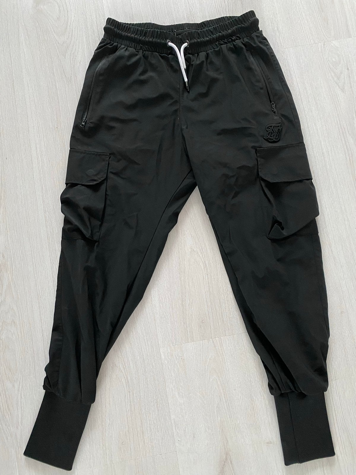 SIKSILK Cargo Broek Zwart Maat M, Ophalen of Verzenden, Zo goed als nieuw, Maat 48/50 (M), Zwart