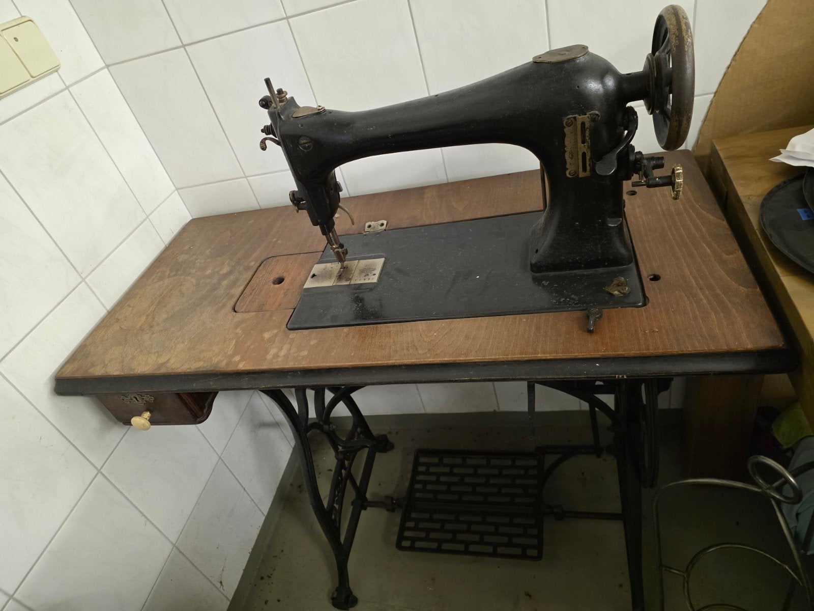 Antieke naaimachine Gebrüder RIEWE Bielefeld 1929, Ophalen