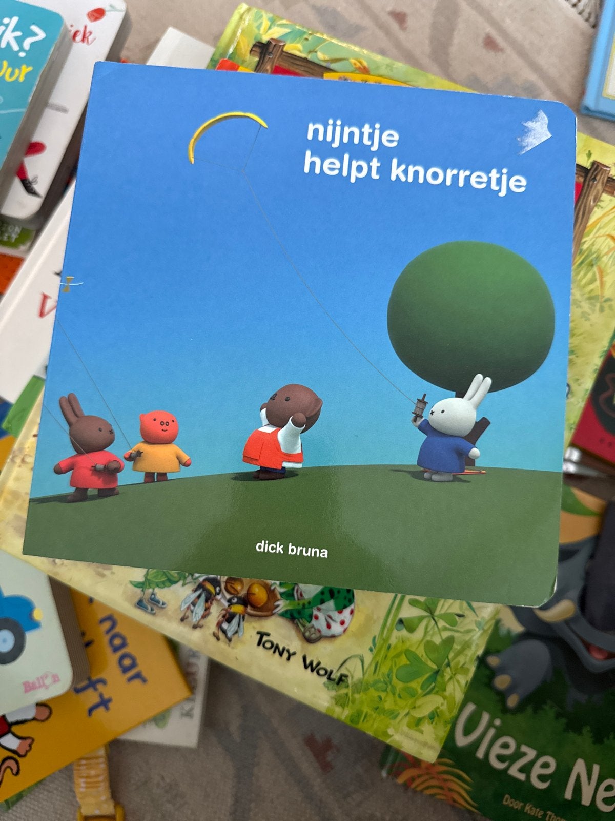 Nijntje helpt Knorretje - Dick Bruna, Ophalen of Verzenden, Gelezen, 0 tot 6 maanden