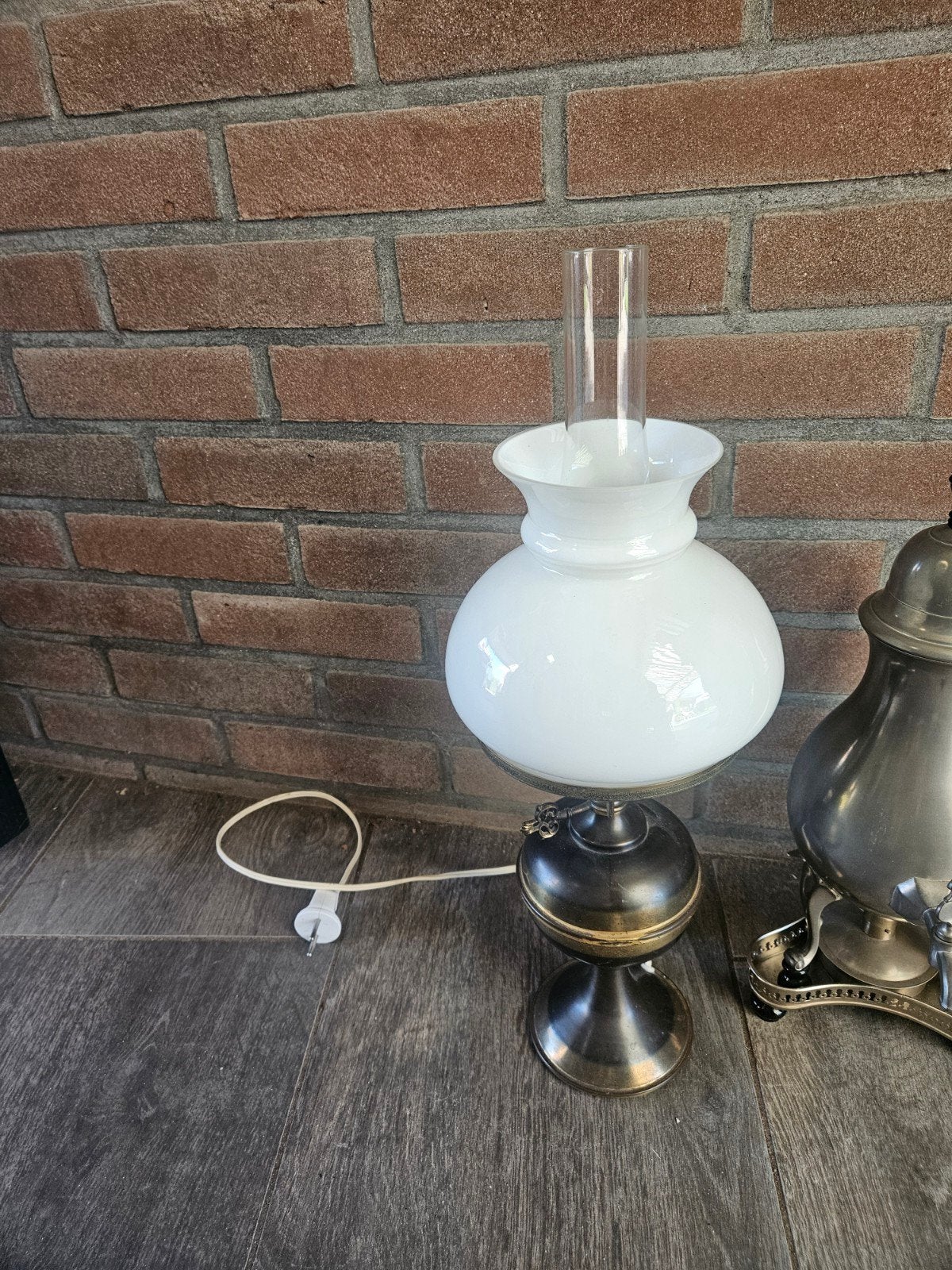 Vintage olielamp / tafellamp met melkglas kap, Ophalen
