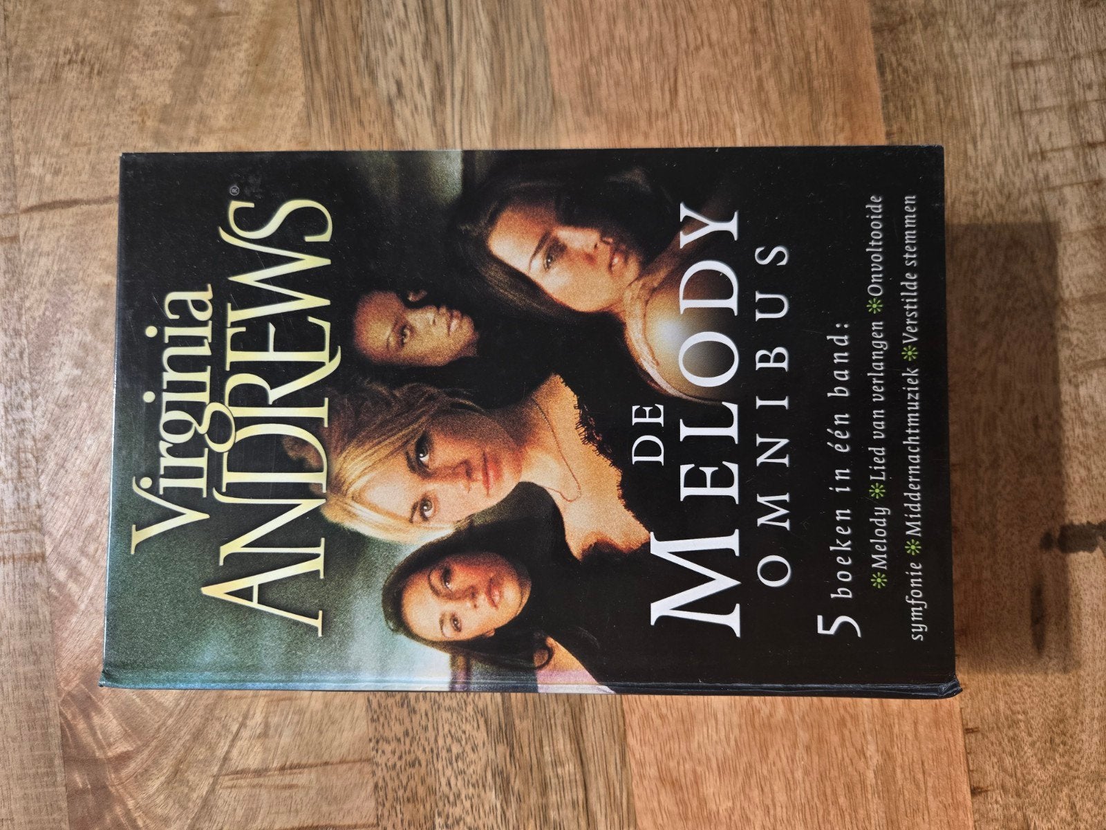 Virginia Andrews - De Melody Omnibus (5 boeken in één band), Ophalen of Verzenden, Gelezen, Virginia Andrews, Nederland