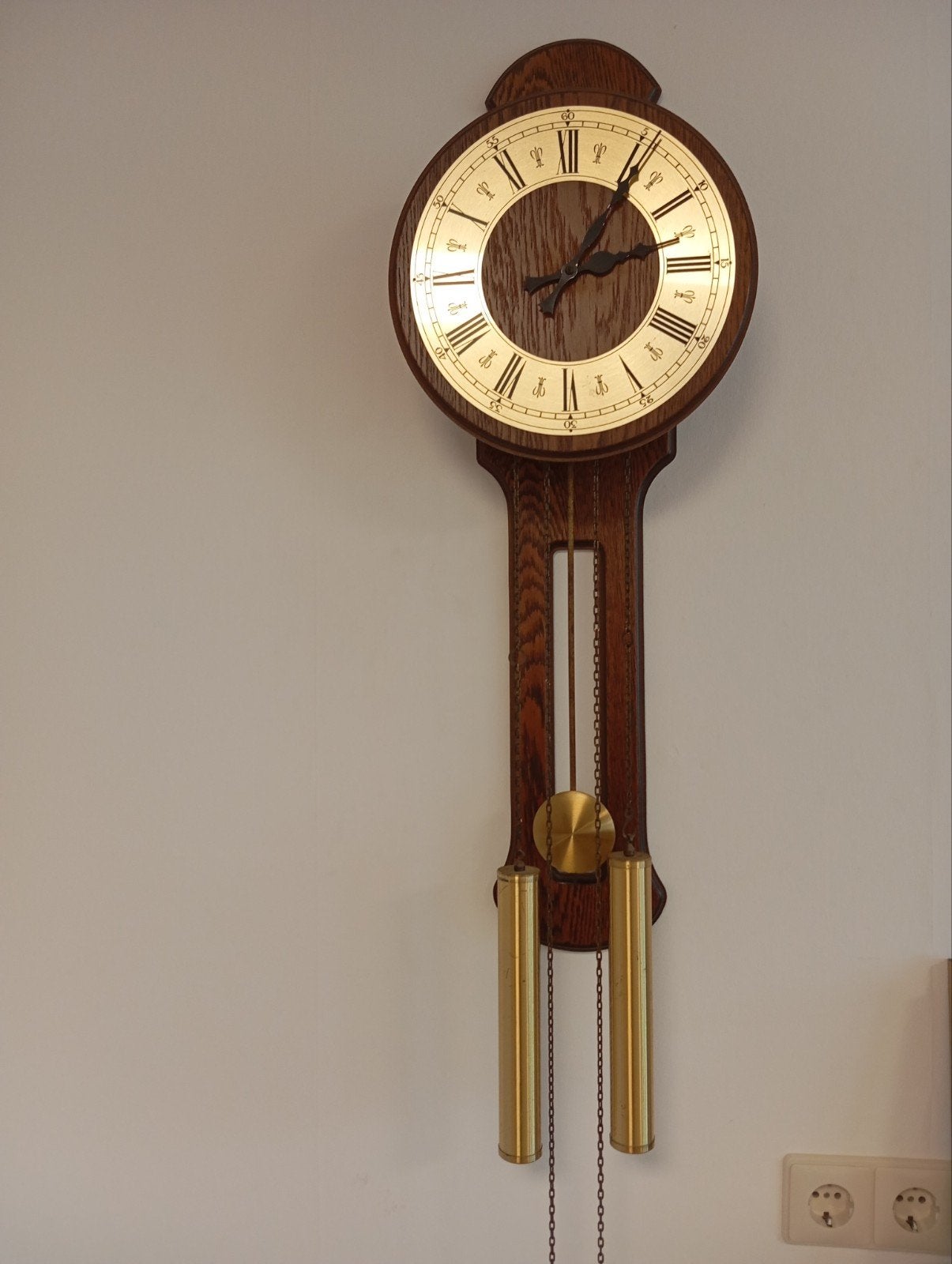 wandklok met zware gewichten, Ophalen