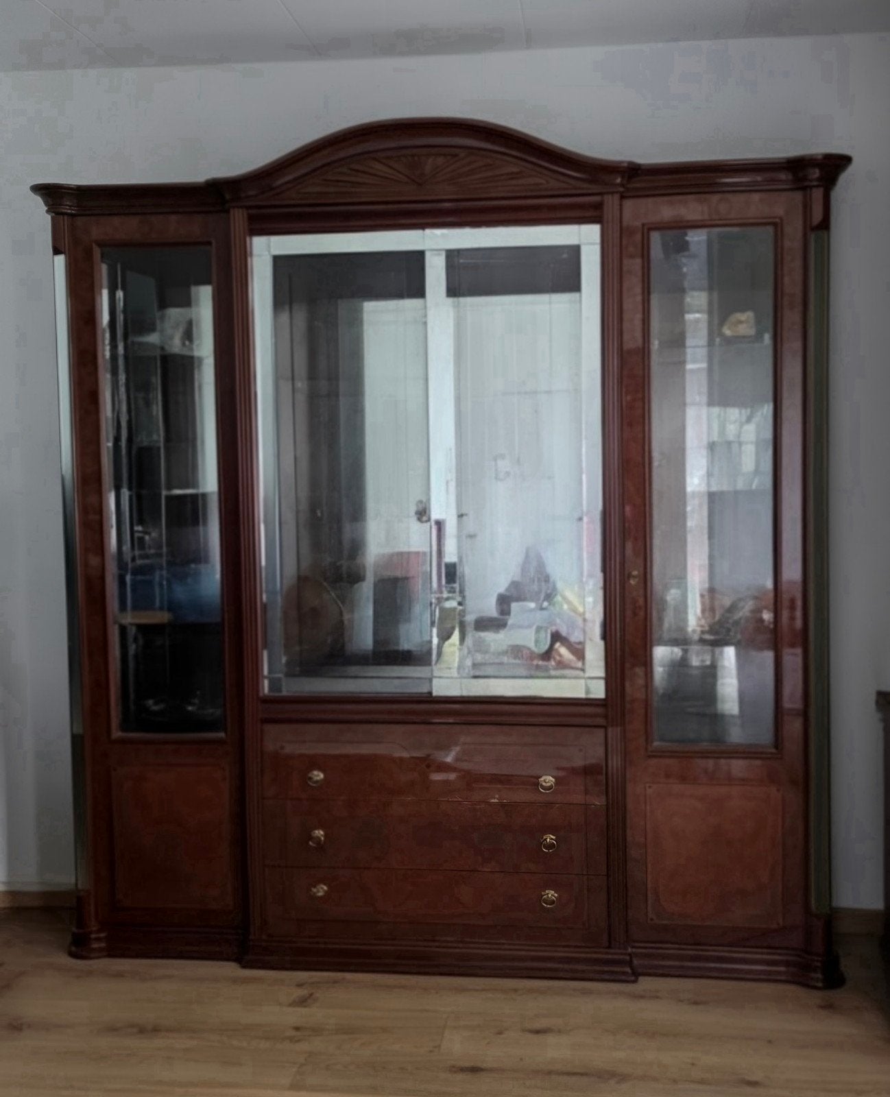 Vitrinekast met glazen deuren, spiegel achterwand, 3 lades