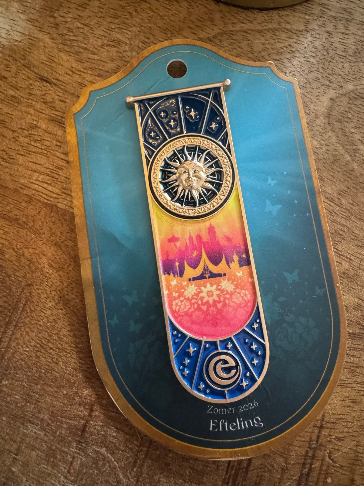 Efteling Zomer 2026 Pin - Zon en Kasteel, Verzamelen, Ophalen of Verzenden, Nieuw, Button of Speldje