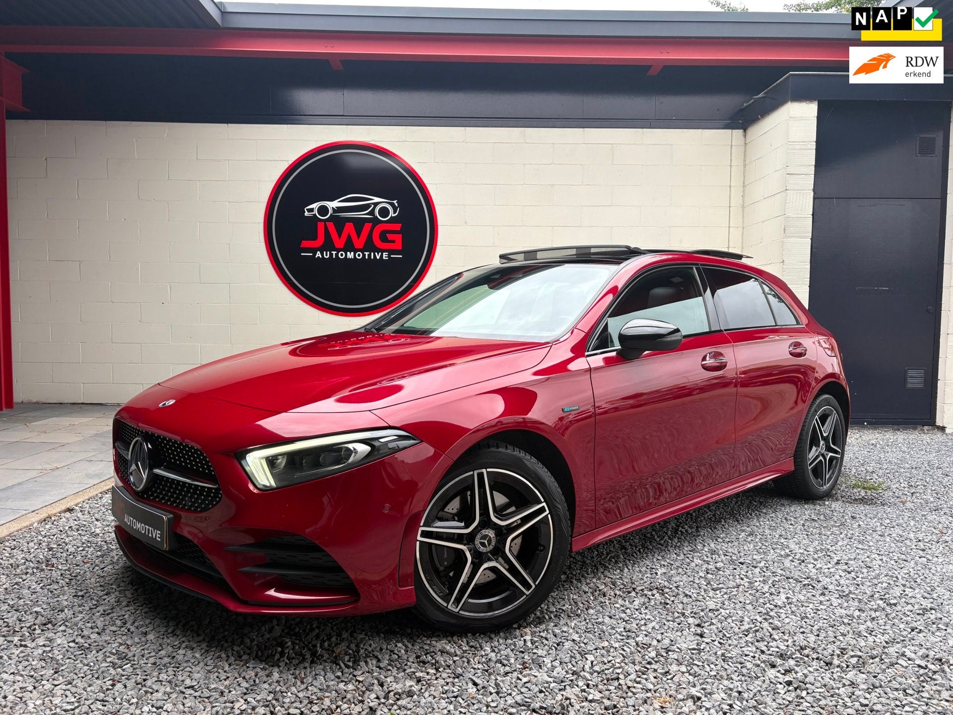 Mercedes-Benz A-klasse 250 e AMG Pano/Keyless/Sfeer/Memory, Auto's, Mercedes-Benz, Gebruikt, 4 cilinders, 15 kWh, Bedrijf