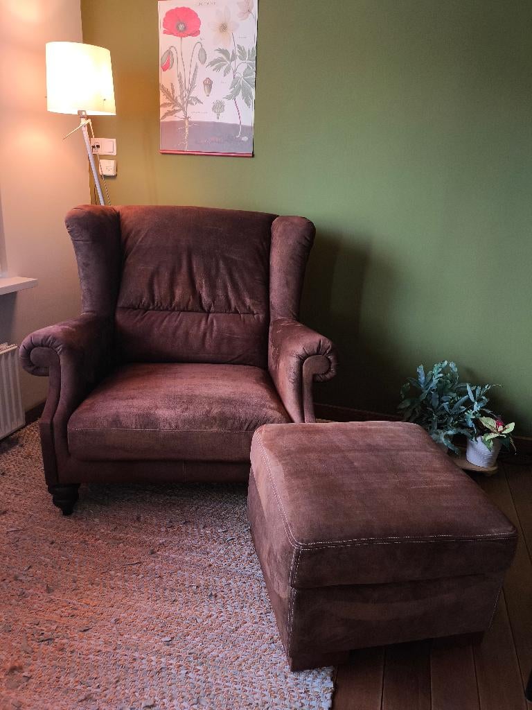 Bruin suède fauteuil/love seat met poef/voetenbank, Ophalen, Gebruikt, 75 tot 100 cm, 100 tot 125 cm