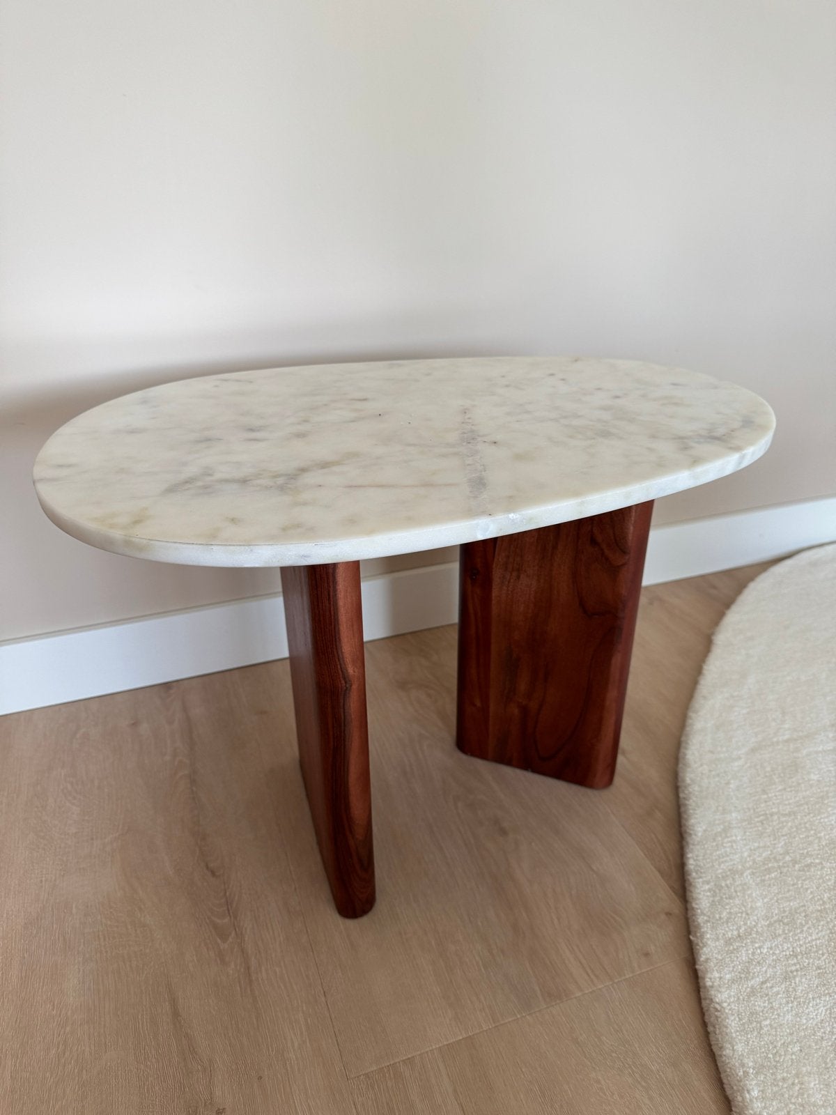 Marmeren bijzettafel met houten onderstel, Ophalen, Minder dan 45 cm, 55 tot 75 cm, Zo goed als nieuw