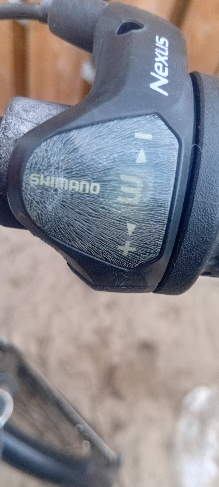 Foto 3 van Zwarte damesfiets met defecte binnenband