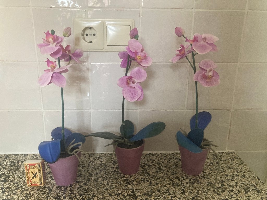 Drie roze Phalaenopsis orchidee sierbloem in paarse potjes, Binnen, Met pot of vaas, Kunstplant, Ophalen of Verzenden