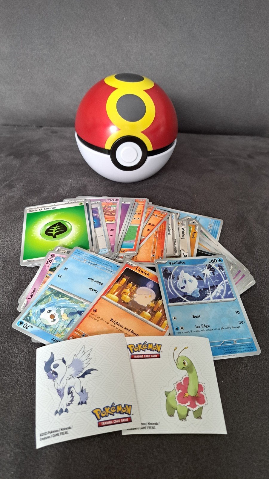 Pokemon tin bal en 50 pokemonkaarten, Ophalen of Verzenden, Zo goed als nieuw, Meerdere kaarten