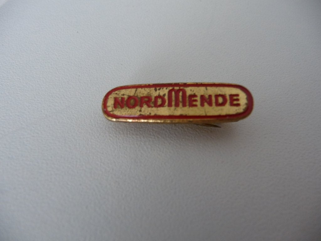 oud metalen speldje - NORMENDE -, Verzamelen, Ophalen of Verzenden, Gebruikt, Merk, Speldje of Pin
