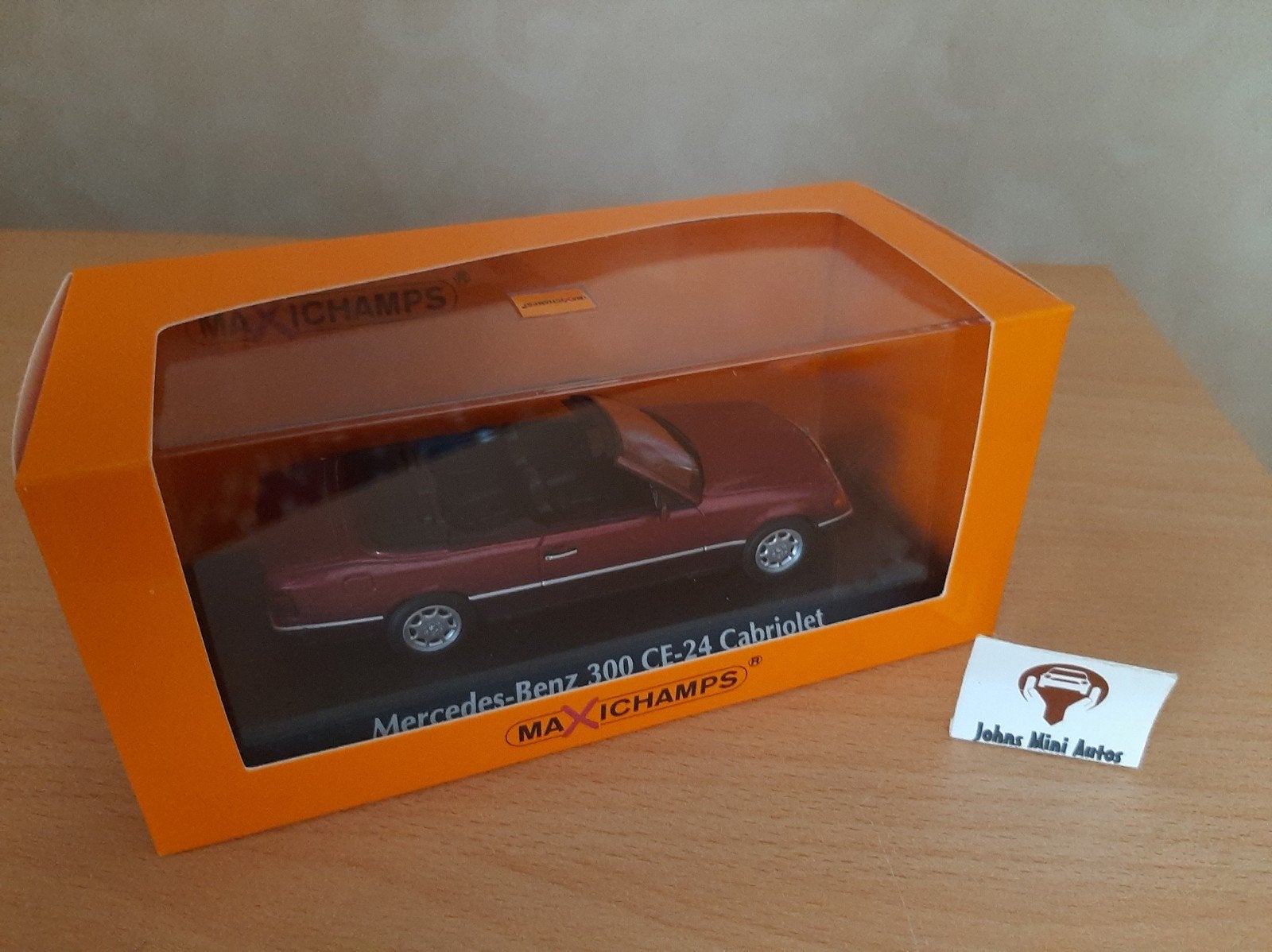Mercedes Benz 300CE Cabrio (A124) rood-met. Maxichamps 1:43, Hobby en Vrije tijd, Modelauto's | 1:43, Overige merken, Auto, Nieuw