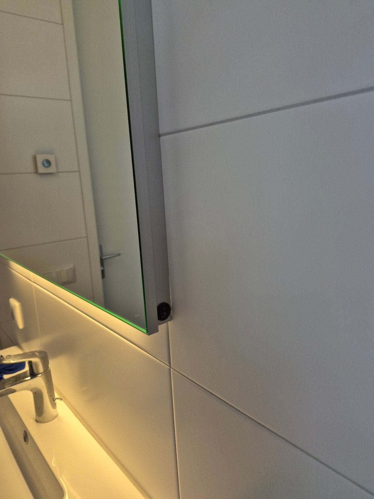 Moderne spiegel met LED-verlichting, Ophalen of Verzenden, Zo goed als nieuw, 75 tot 100 cm, Minder dan 100 cm